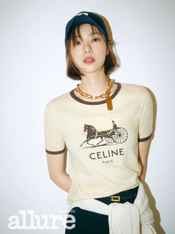 Korean actor Jeon Yeo-been takes photos of Allure Korea