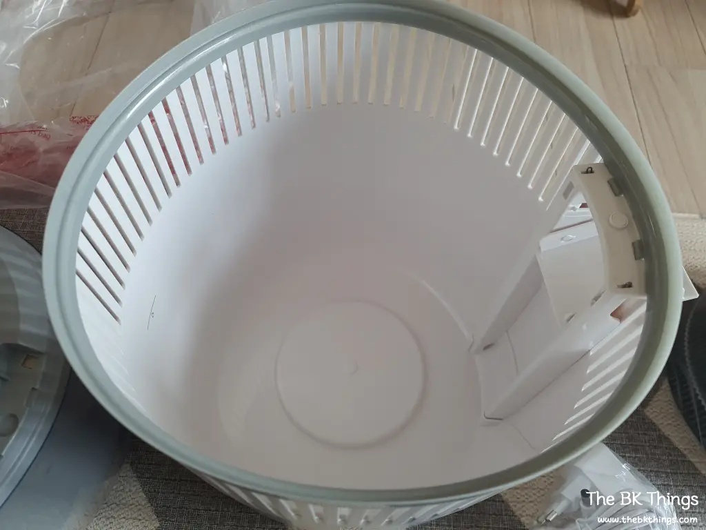 Comprehensive review of the Philips NanoCloud Evaporative Humidifier HU5710/00, featuring its natural evaporation technology, 4.5L capacity, and quiet performance for home use.