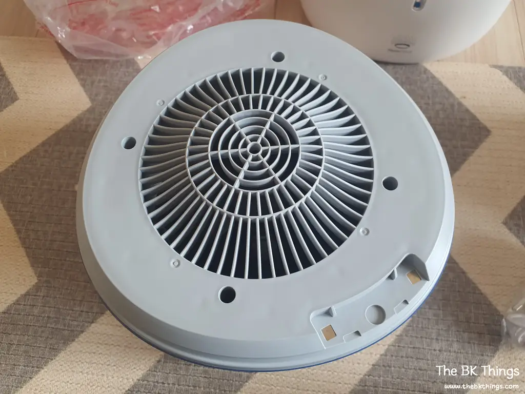 Comprehensive review of the Philips NanoCloud Evaporative Humidifier HU5710/00, featuring its natural evaporation technology, 4.5L capacity, and quiet performance for home use.