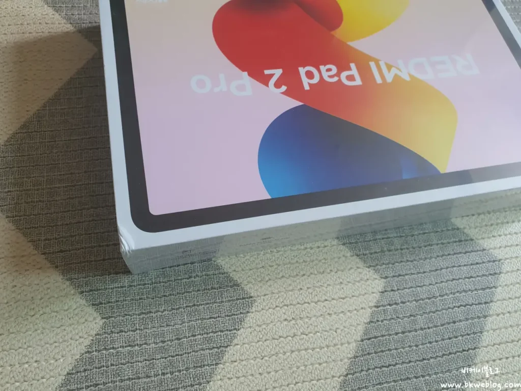 Corner damage on the Redmi Pad 2 Pro box caused during shipping