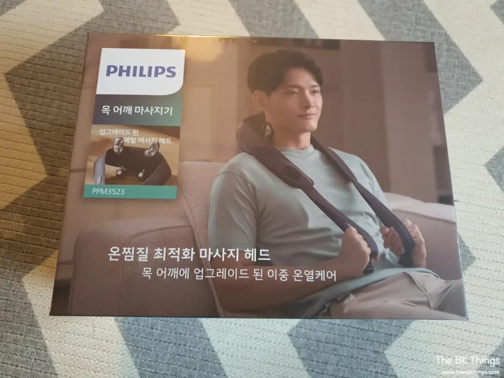Produktkarton des Philips PPM3523 mit einem Mann, der das Gerät auf dem Sofa benutzt