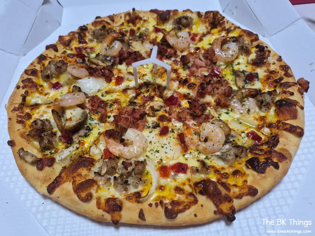 Domino's Lemon Butter Double Salsicha Pizza served in a box