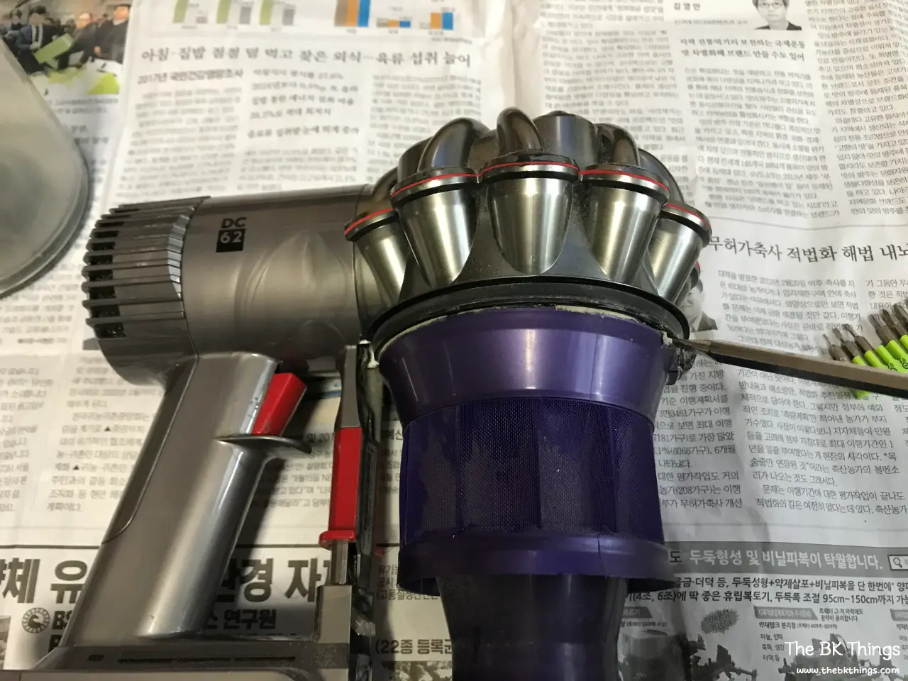 Zyklongehäuse des Dyson V6 aufhebeln