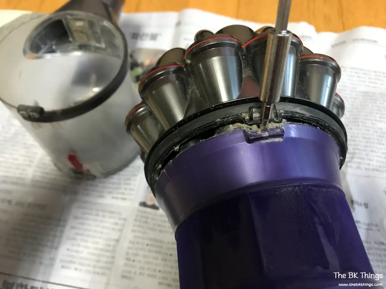 Zyklongehäuse des Dyson V6 aufhebeln