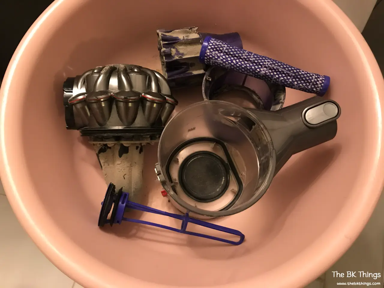 Teile des Dyson V6 in einer Wanne waschen