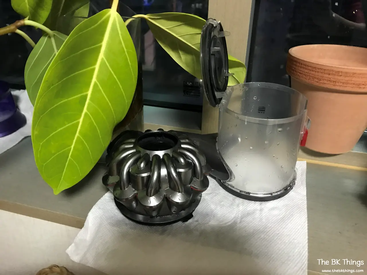 Teile des Dyson V6 vor dem Zusammenbau trocknen