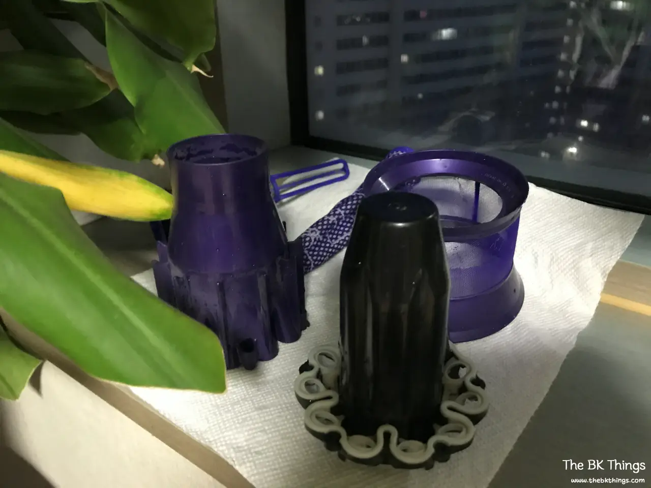 Teile des Dyson V6 vor dem Zusammenbau trocknen